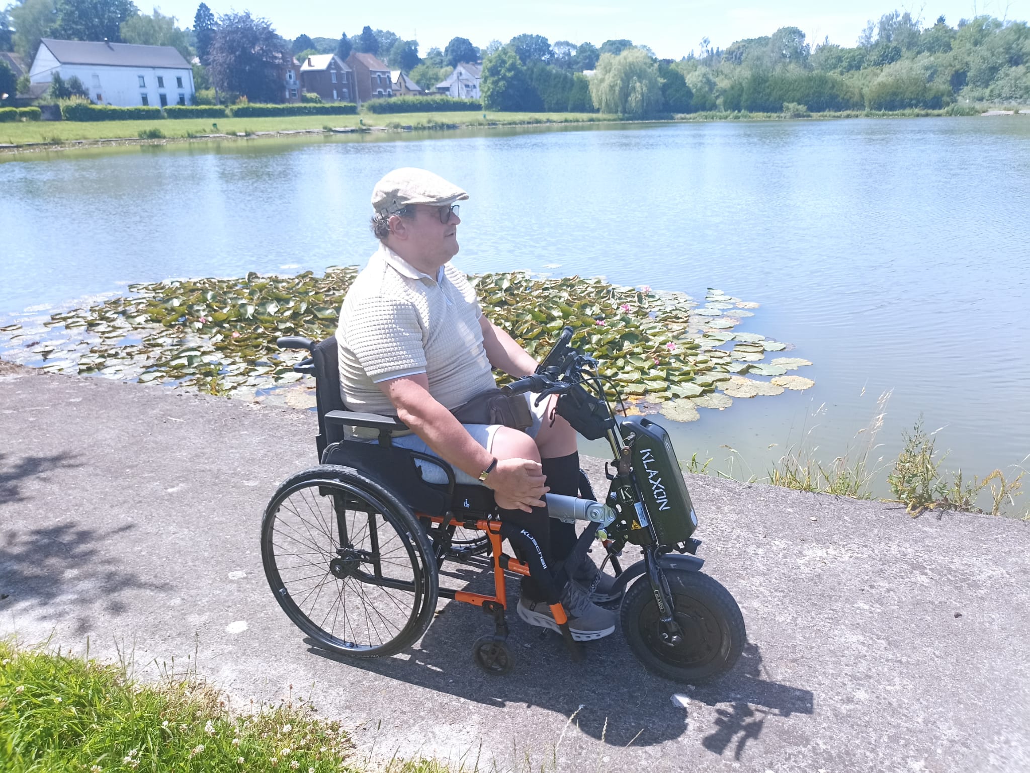Dimitri se déplaçant en fauteuil