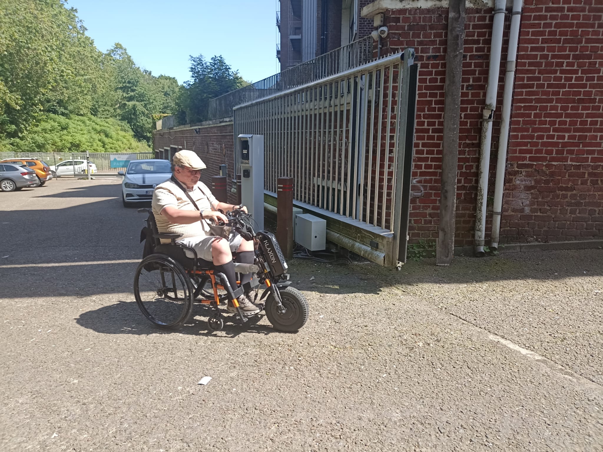 Dimitri à l'intérieur d'un établissement