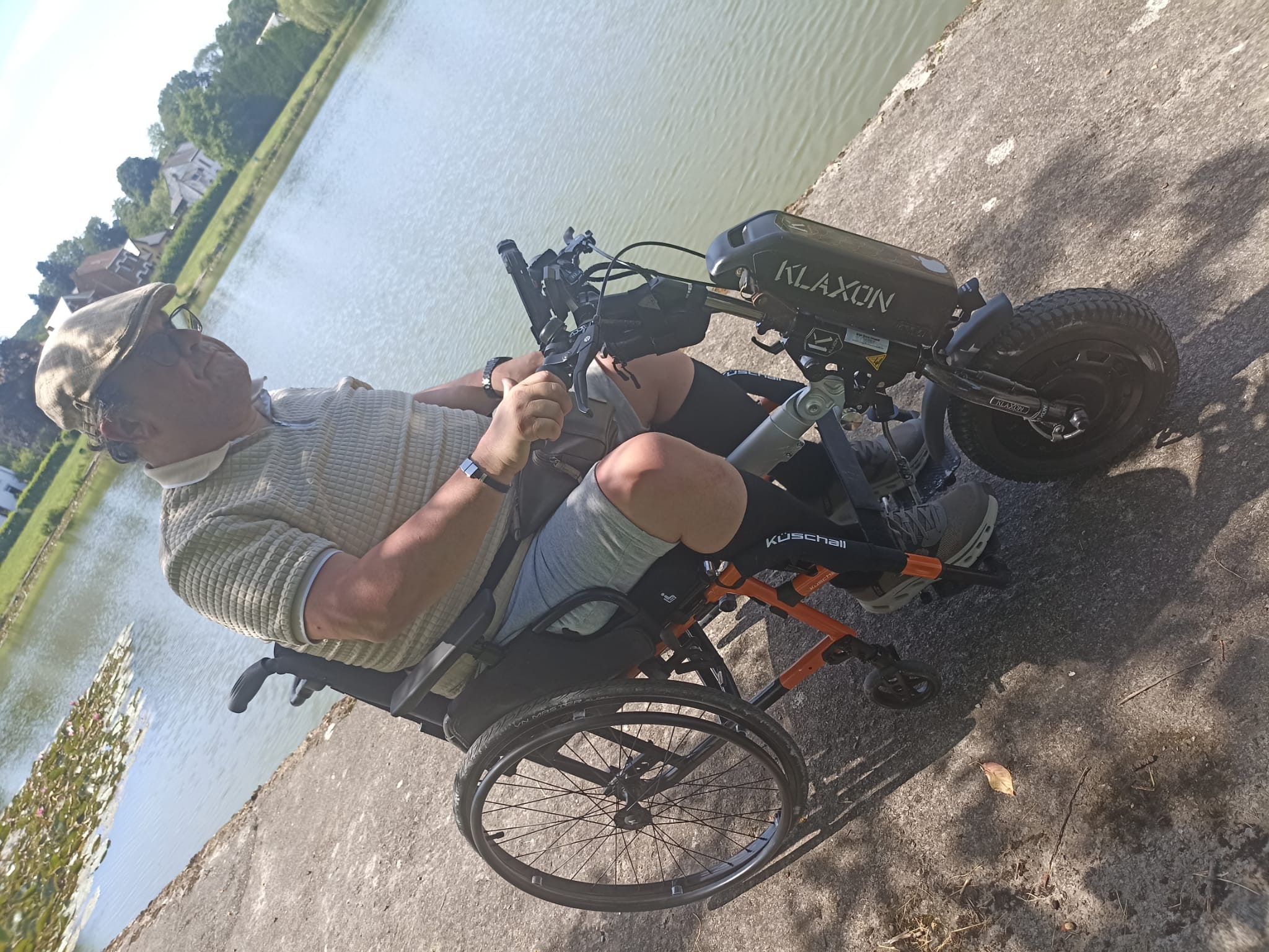 Dimitri assis en fauteuil face au lac