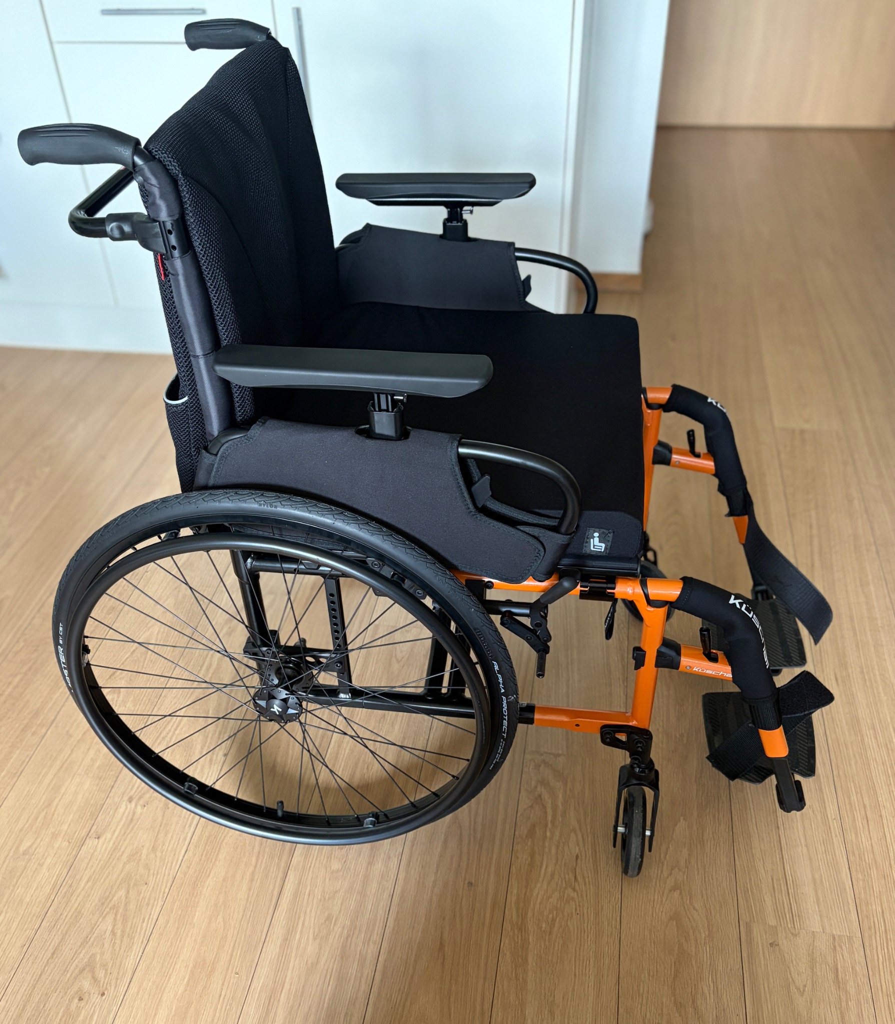 Fauteuil roulant Küschall orange et noir