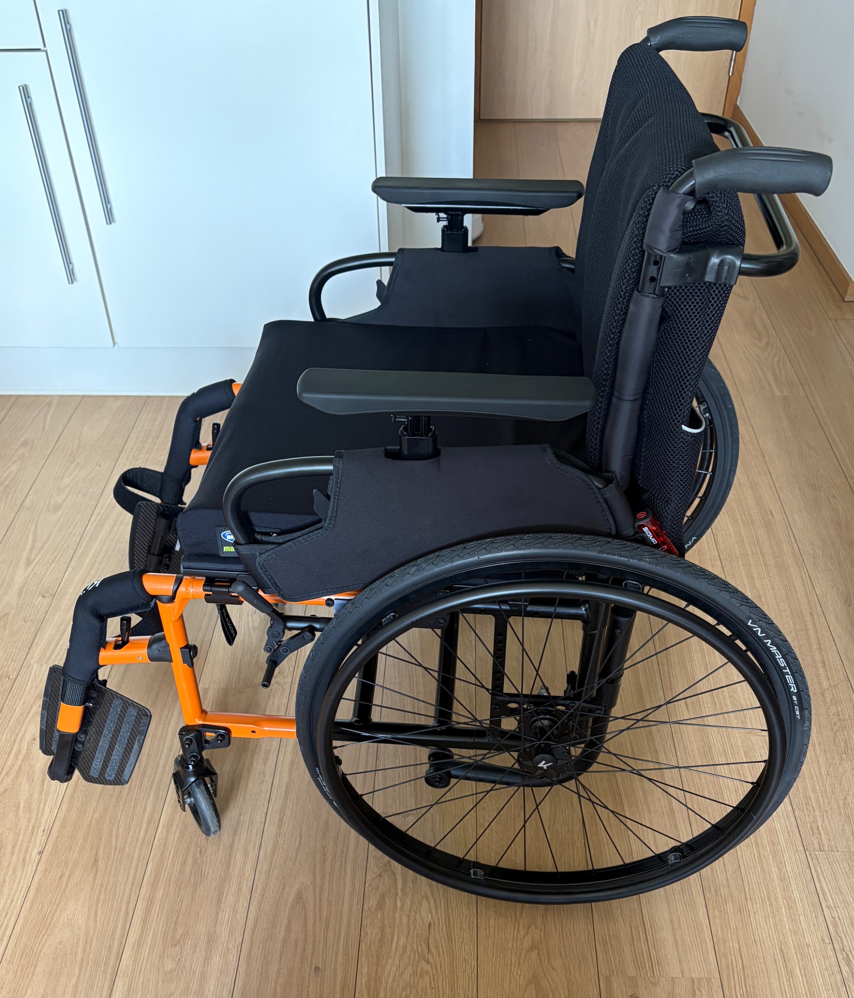 Fauteuil roulant Küschall vu de côté