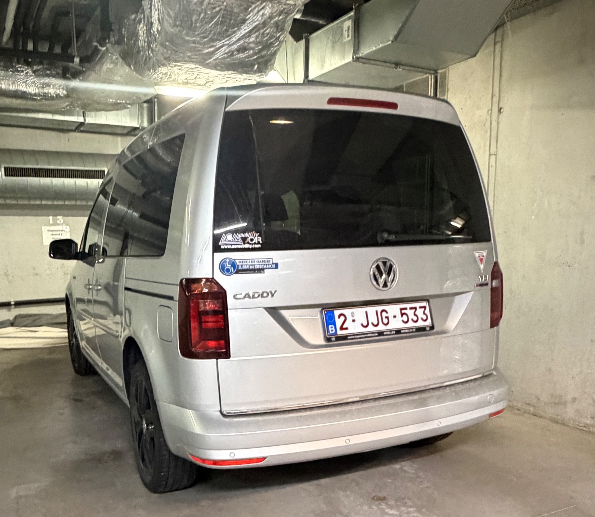 Arrière du Volkswagen Caddy gris métallisé